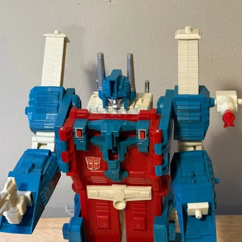 Vintage 1986 Transformers Generation 1 G1 Ultra‎ Magnus Action Figure